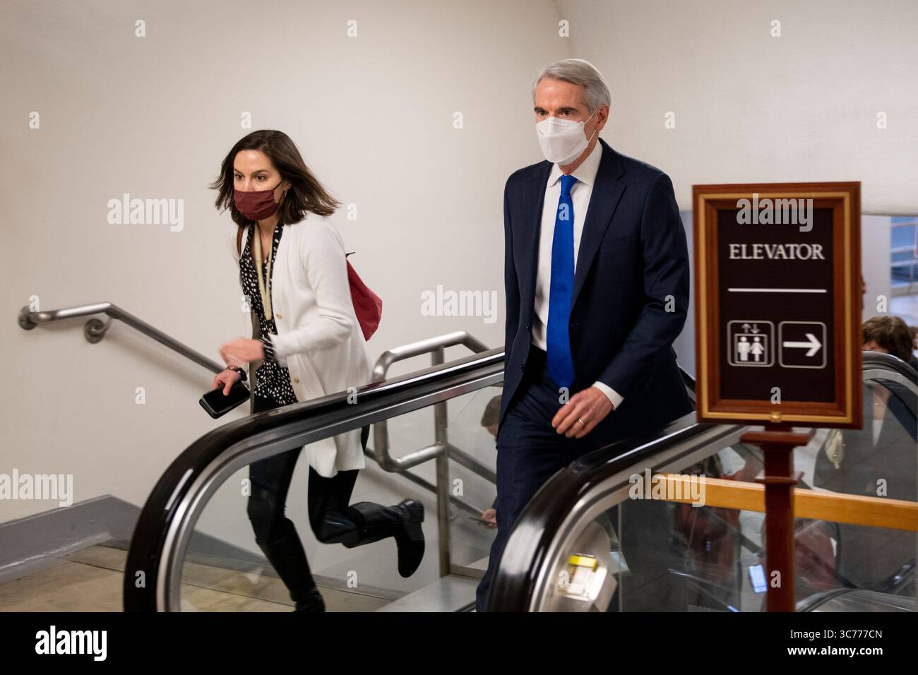 28 gennaio 2021, Washington, District of Columbia, USA: Il senatore degli Stati Uniti Rob Portman (repubblicano dell'Ohio) attraversa la metropolitana del Senato per un voto procedurale del Senato per anticipare la nomina di Alejandro Mayorkas come segretario della sicurezza nazionale, presso il Campidoglio degli Stati Uniti a Washington, DC, giovedì 28 gennaio 2021. Credito: Rod Lamkey / CNP (immagine di credito: © Rod Lamkey - CNP/CNP tramite filo ZUMA) Foto Stock