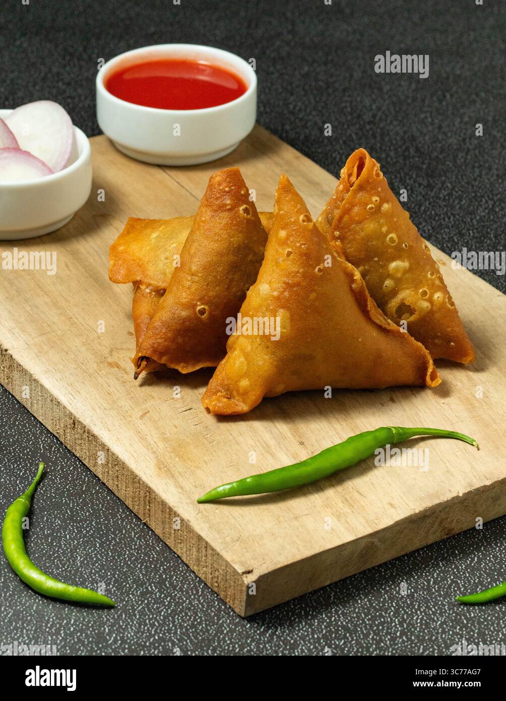 Primo piano samosa con tavola bianca e di legno sul banco. Foto Stock
