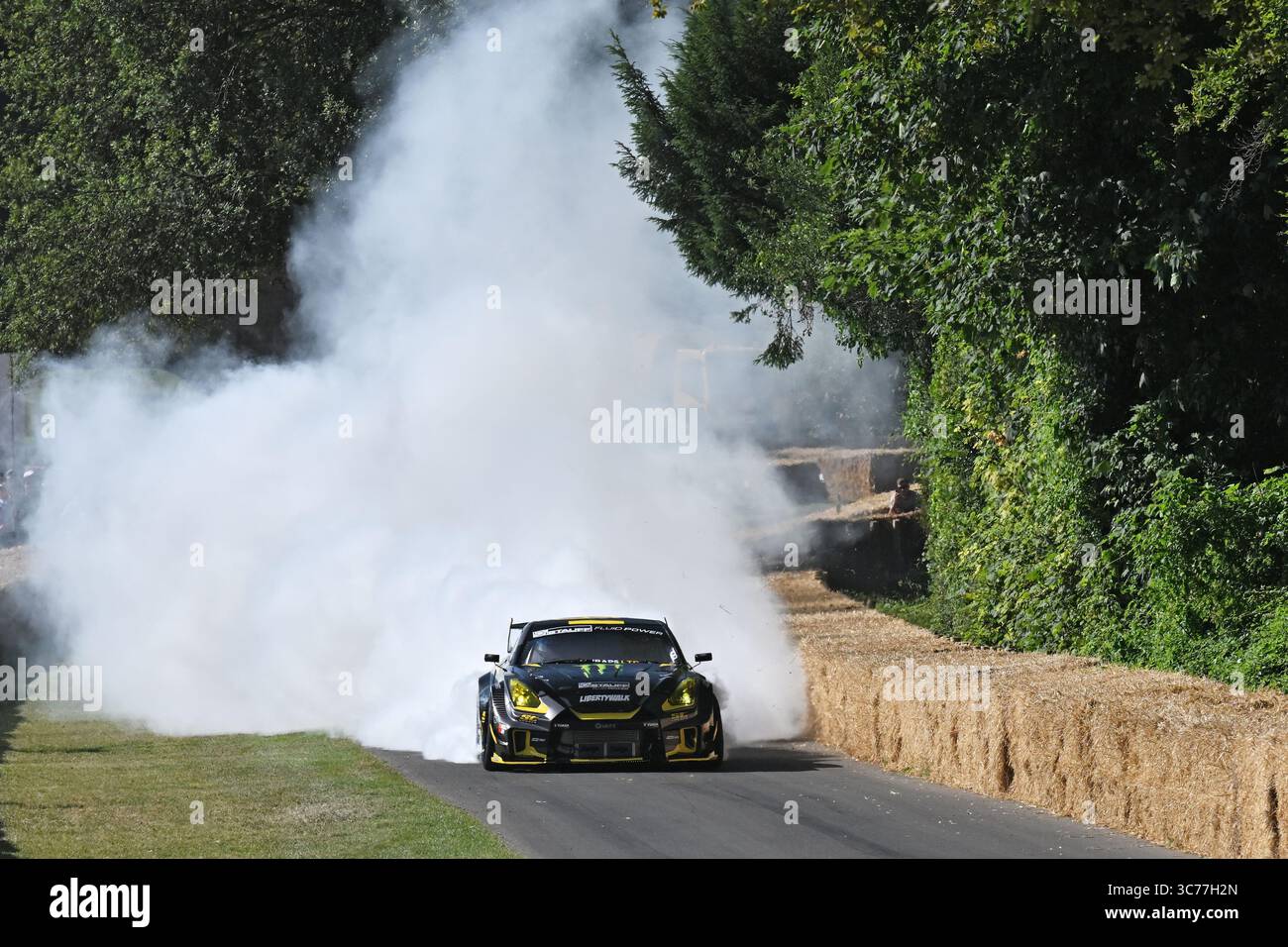 Steve Biagioni, Baggsy, Nissan GT-R, Catch My Drift, l'arte di trasformare gli pneumatici in fumo in modo artistico mentre si guida alla deriva lateralmente come pos Foto Stock