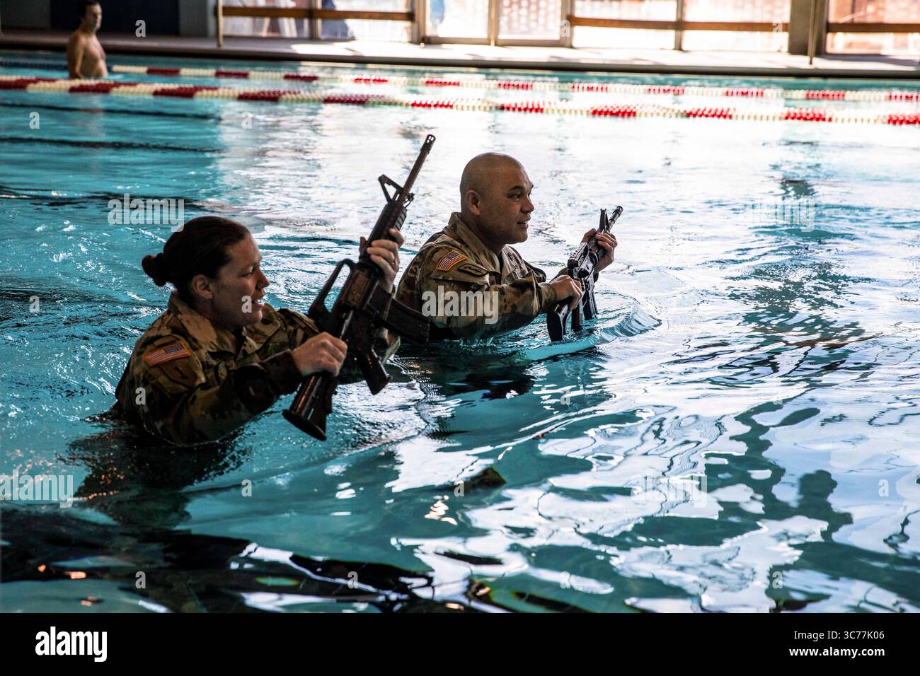 20 gennaio 2021 - Fort Gordon, Georgia, Stati Uniti - i sergenti di medicina dell'esercito conducono un addestramento di sopravvivenza in acqua durante un esercizio di convalida della corsia il 20 gennaio 2021 a Fort Gordon, GA, prima dell'Army Best Medic Competition (ABMC), che si svolgerà dal 25 al 28 gennaio. Il Sergente maggiore dello U.S. Army Medical Command ha convalidato le corsie preparate per l'ABMC prima dell'arrivo dei concorrenti al fine di valutare il curriculum e risolvere eventuali problemi di sicurezza. (Immagine di credito: © Adrian Pacheco/U.S. Army/ZUMA Wire/ZUMAPRESS.com) Foto Stock