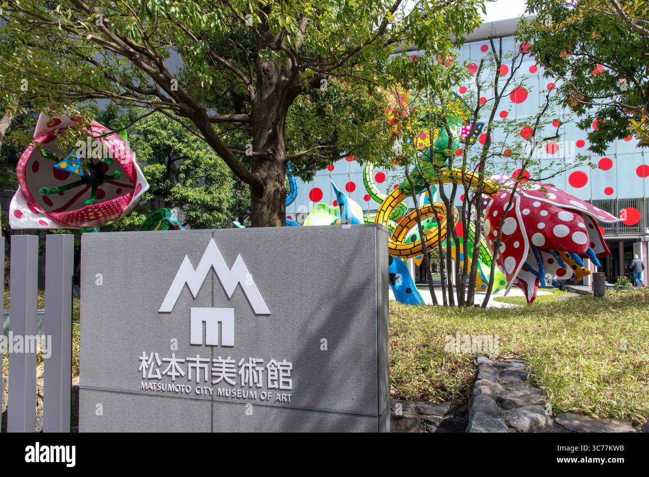 Matsumoto, Giappone - 22 aprile 2025; Matsumoto City Museum of Art dedicato all'opera dell'artista nato a Matsumoto Kusama Yayoi, con una collezione di Foto Stock