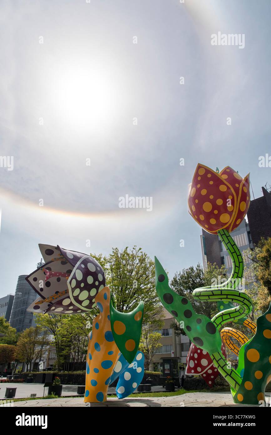 Matsumoto, Giappone - 22 aprile 2025; alone solare causato da particelle di ghiaccio sopra Matsumoto City Museum of Art dedicato all'opera dell'artista nato a Matsumoto K. Foto Stock