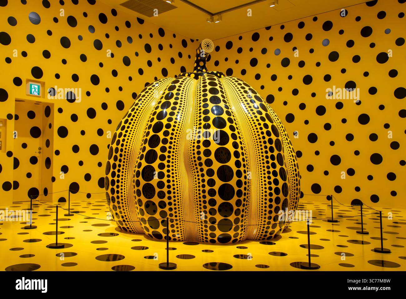 Matsumoto, Giappone - 22 aprile 2025; famosa zucca gialla nel Museo d'Arte della città di Matsumoto dedicata all'opera dell'artista Matsumoto Kusama Yayoi, f Foto Stock