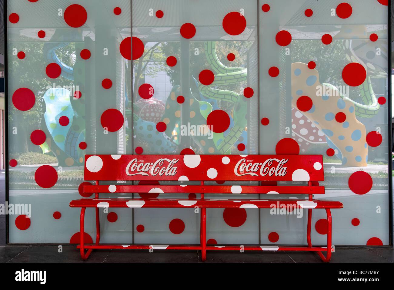 Matsumoto, Giappone - 22 aprile 2025; Matsumoto City Museum of Art dedicato all'opera dell'artista nato a Matsumoto Kusama Yayoi, con una collezione di Foto Stock