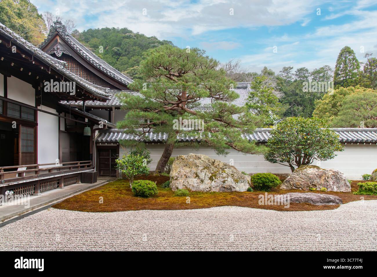 Kyoto, Giappone - 10 aprile 2025; Giardino di roccia di Hojo (quartieri dell'abate) parte del tempio buddista Nanzen-ji Zen noto anche per le sue opere d'arte Foto Stock