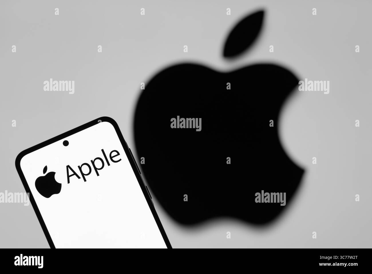 Bruxelles, Belgio. 1 agosto 2025. Il logo Apple viene visualizzato su uno smartphone con Apple sullo sfondo, in questa immagine. Scattata a Bruxelles, Belgio, il 1° agosto 2025. (Jonathan RAA/Sipa USA) *** esclusivamente per notizie editoriali *** credito: SIPA USA/Alamy Live News Foto Stock