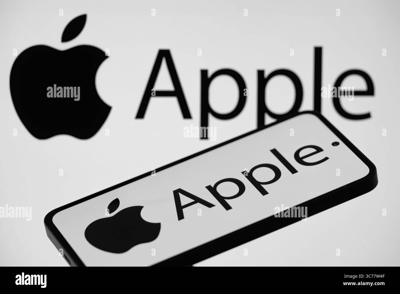 Bruxelles, Belgio. 1 agosto 2025. Il logo Apple viene visualizzato su uno smartphone con Apple sullo sfondo, in questa immagine. Scattata a Bruxelles, Belgio, il 1° agosto 2025. (Jonathan RAA/Sipa USA) *** esclusivamente per notizie editoriali *** credito: SIPA USA/Alamy Live News Foto Stock