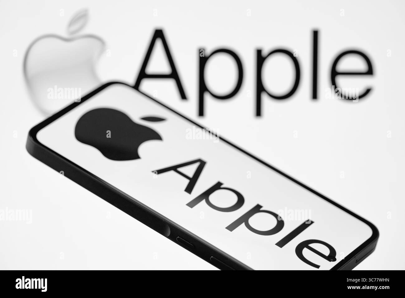 Bruxelles, Belgio. 1 agosto 2025. Il logo Apple viene visualizzato su uno smartphone con Apple sullo sfondo, in questa immagine. Scattata a Bruxelles, Belgio, il 1° agosto 2025. (Jonathan RAA/Sipa USA) *** esclusivamente per notizie editoriali *** credito: SIPA USA/Alamy Live News Foto Stock