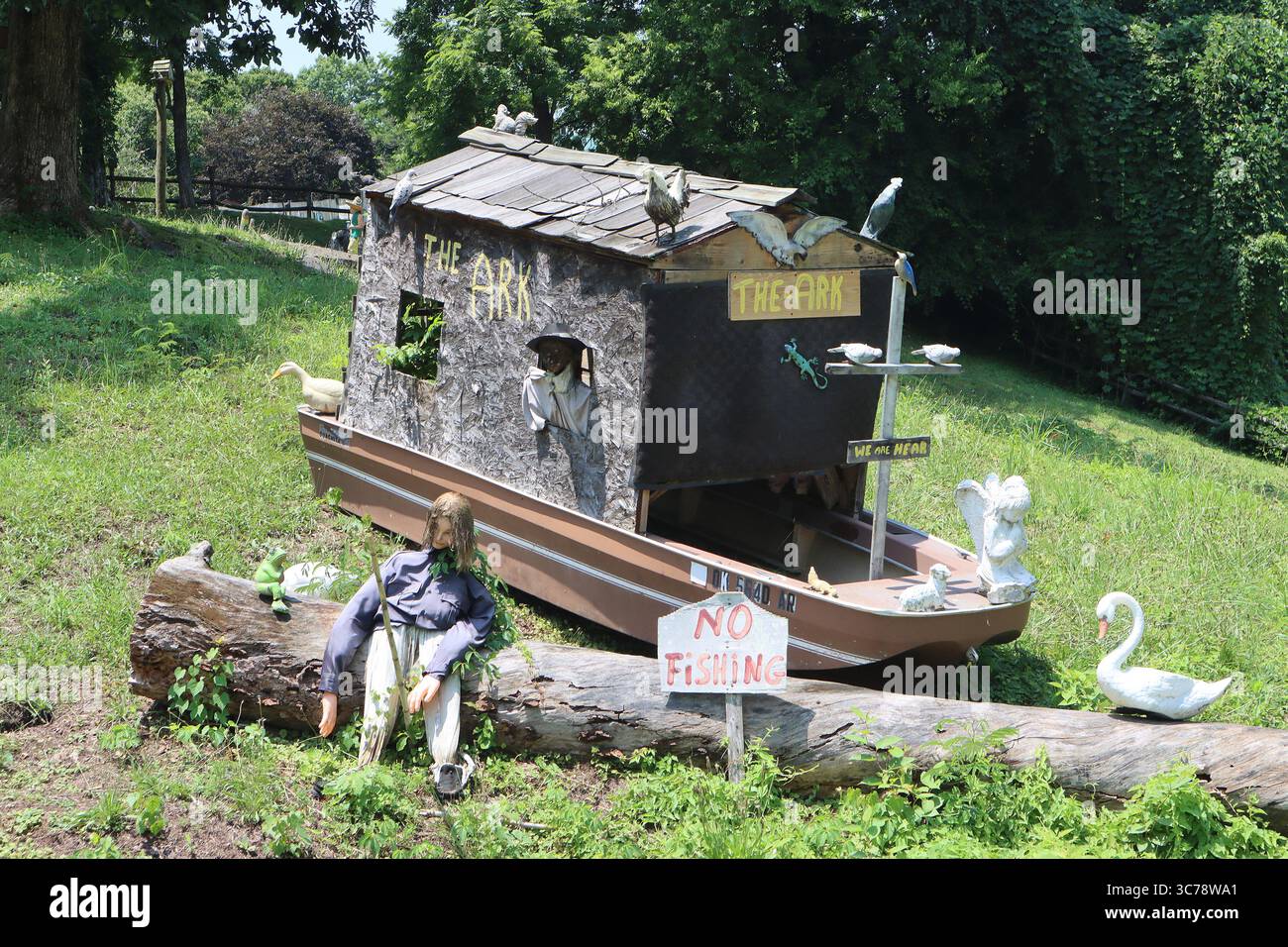 Ciderville a Powell, Tennessee, è un eccentrico negozio di musica e punto di riferimento lungo la strada, famoso per il suo simbolo di chitarra gigante e il fascino country. Foto Stock