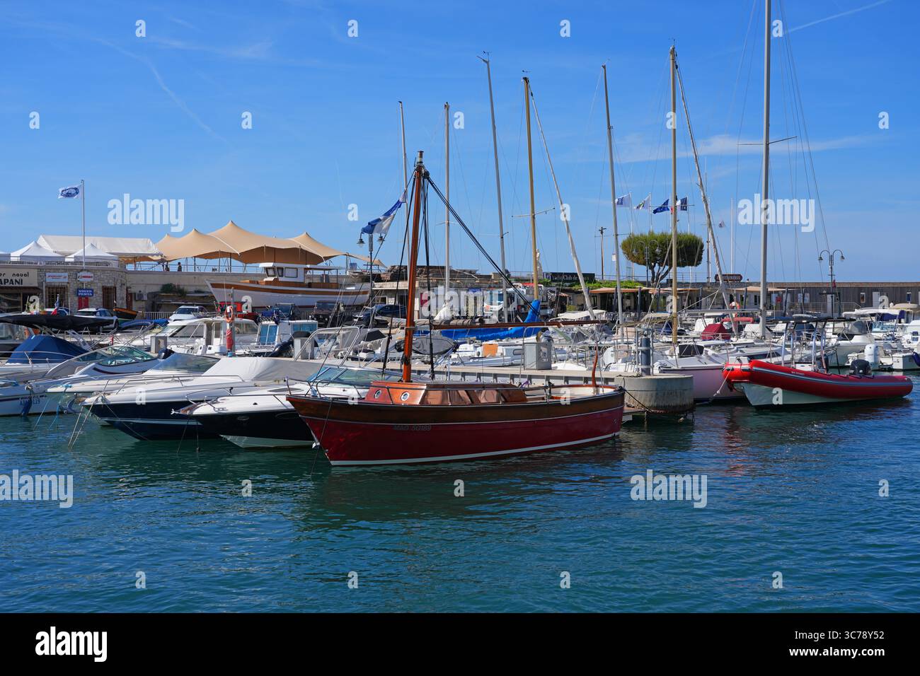 CASSIS, FRANCIA - 21 MAGGIO 2025 - Vista delle barche nel porto di Cassis, un porto di pescatori del Mediterraneo nel sud della Francia vicino alle scogliere delle Calanques. Foto Stock