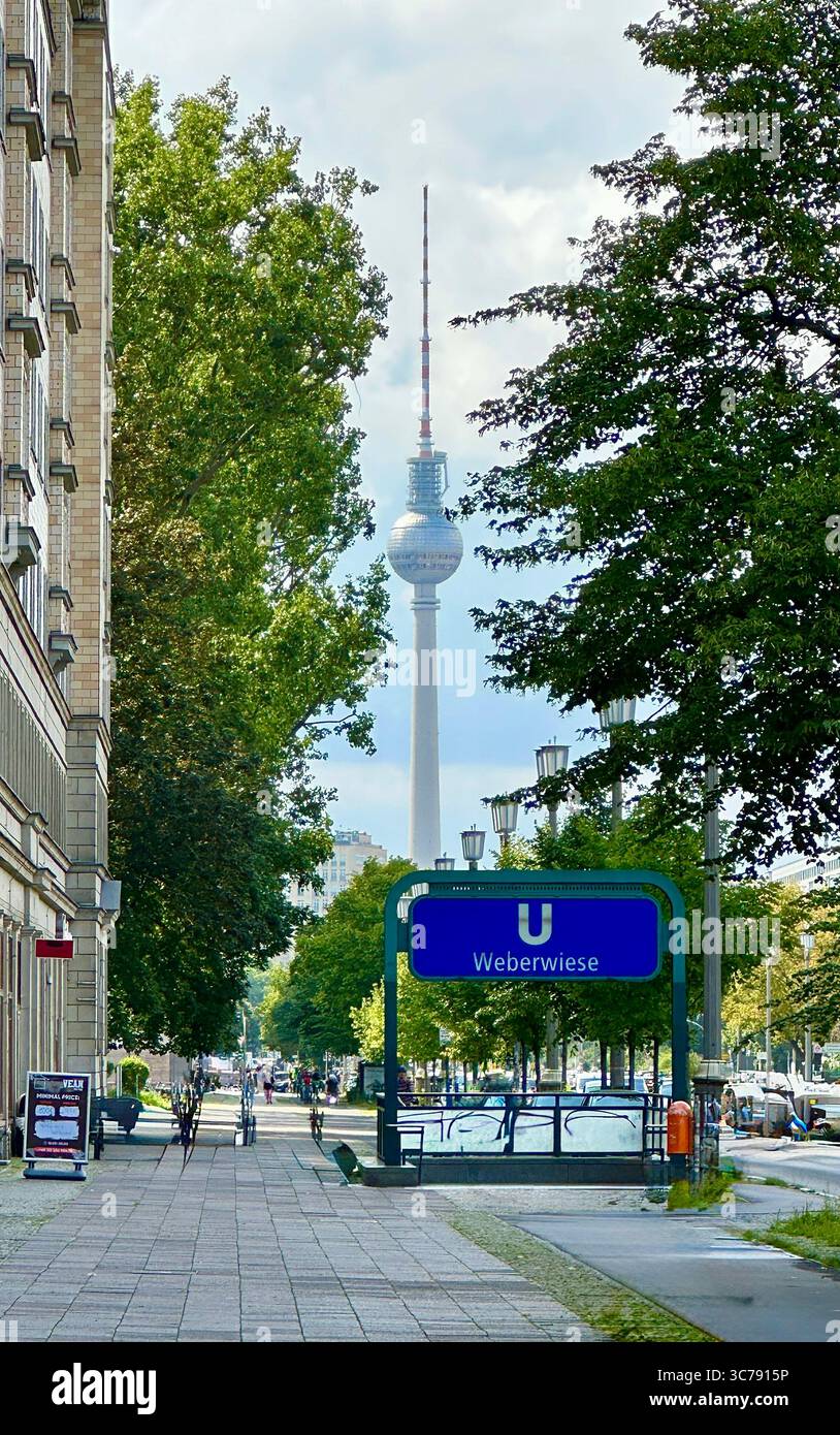 L'iconica torre della televisione di Berlino si erge sopra l'ingresso della metropolitana per la stazione Weberwiese nel quartiere Friedrichshain di Berlino. Foto Stock