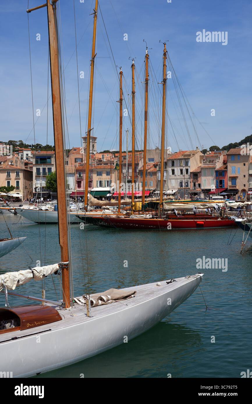 CASSIS, FRANCIA - 21 MAGGIO 2025 - Vista delle barche nel porto di Cassis, un porto di pescatori del Mediterraneo nel sud della Francia vicino alle scogliere delle Calanques. Foto Stock