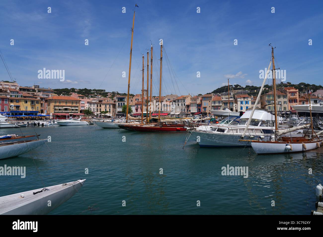 CASSIS, FRANCIA - 21 MAGGIO 2025 - Vista delle barche nel porto di Cassis, un porto di pescatori del Mediterraneo nel sud della Francia vicino alle scogliere delle Calanques. Foto Stock