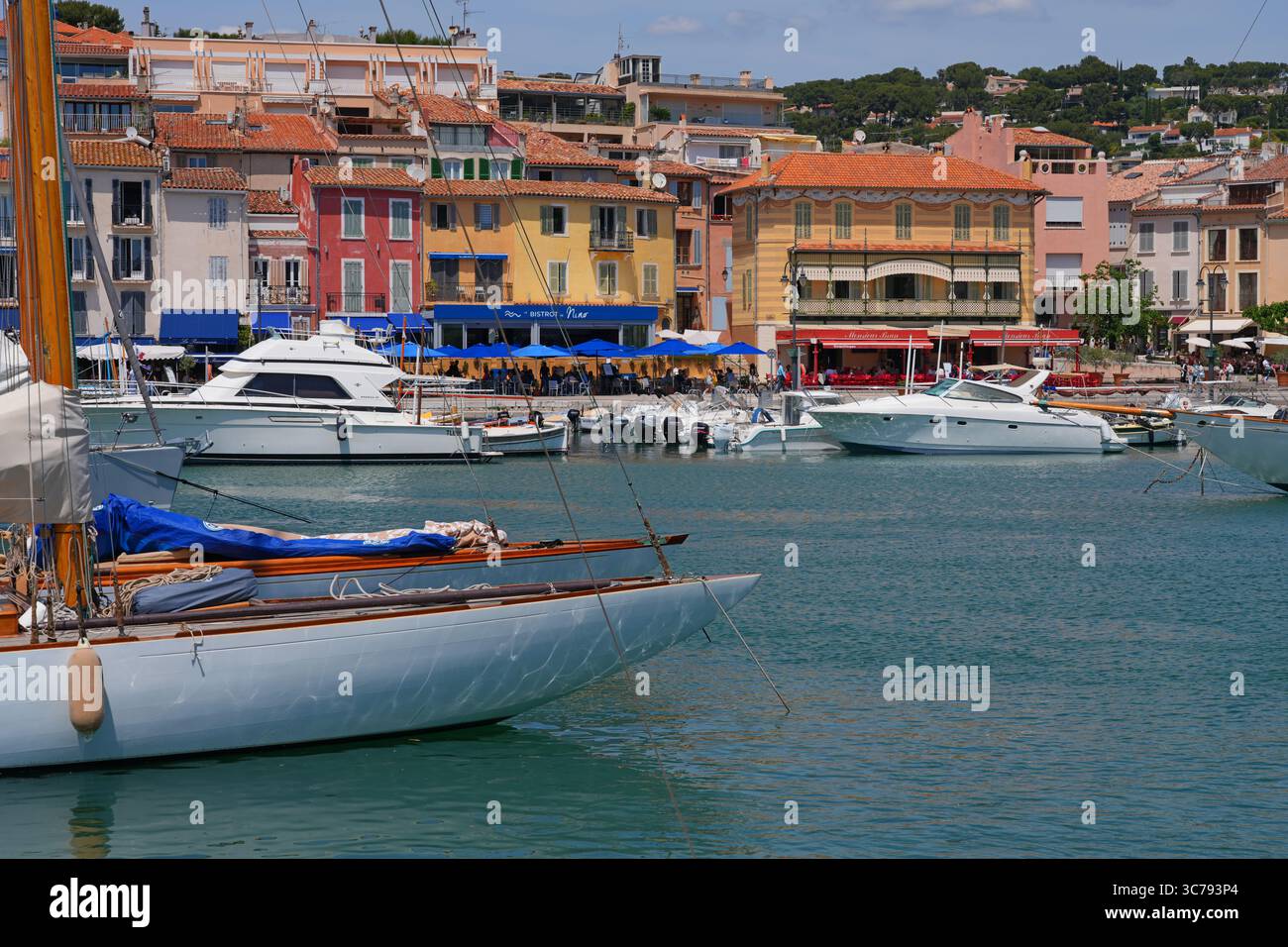 CASSIS, FRANCIA - 21 MAGGIO 2025 - Vista delle barche nel porto di Cassis, un porto di pescatori del Mediterraneo nel sud della Francia vicino alle scogliere delle Calanques. Foto Stock