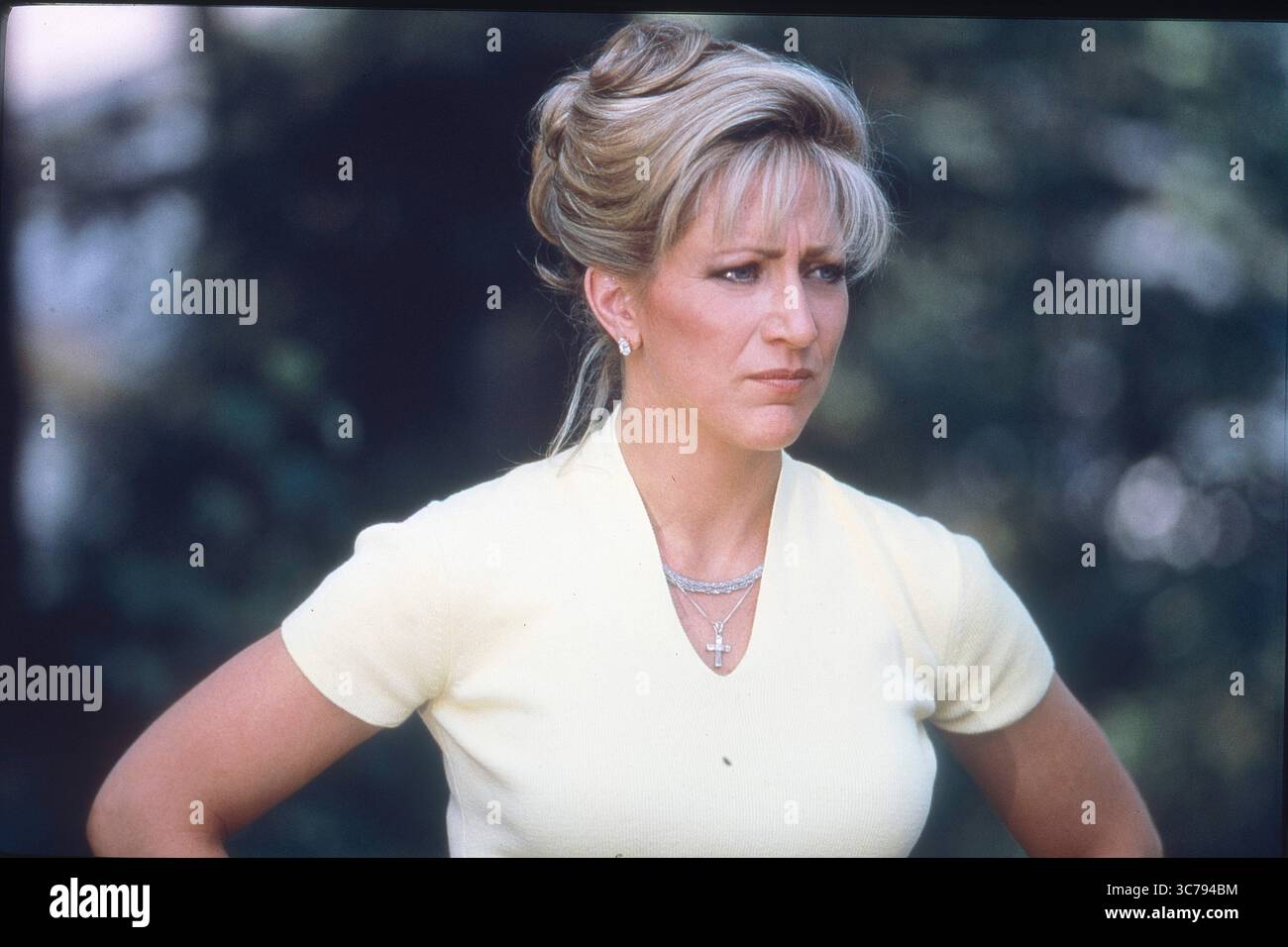 DATA DI USCITA: 1999 TITOLO: The Sopranos STUDIO: HBO/Cinemax TRAMA: Il boss della mafia del New Jersey Tony Soprano si occupa di questioni personali e professionali nella sua vita domestica e commerciale che influenzano il suo stato mentale, portandolo a cercare consulenza psichiatrica professionale. PROTAGONISTA: Edie Falco (immagine di credito: © HBO/Entertainment Pictures/ZUMAPRESS.com) SOLO PER USO EDITORIALE! Non per USO commerciale! Foto Stock