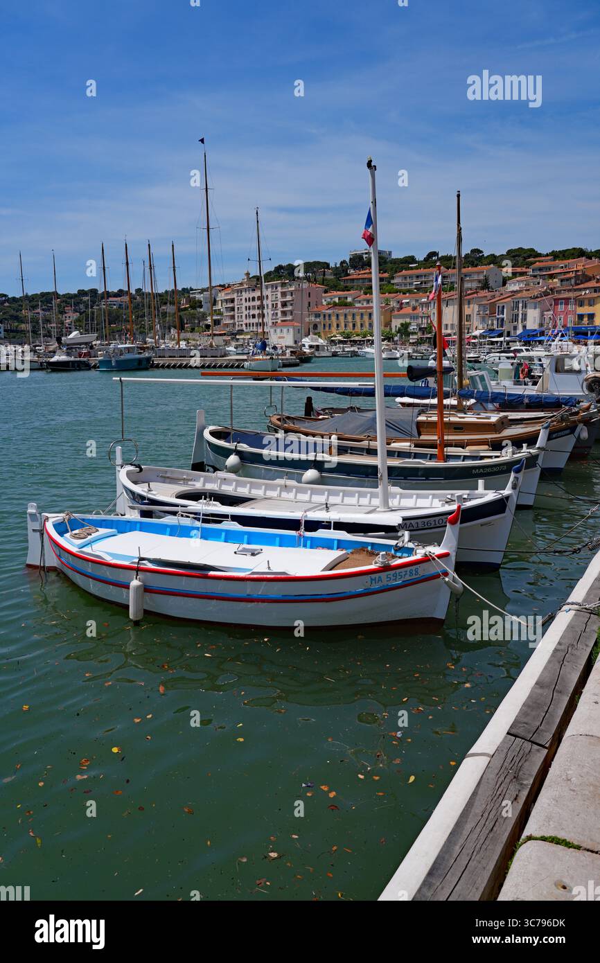 CASSIS, FRANCIA - 21 MAGGIO 2025 - Vista delle barche nel porto di Cassis, un porto di pescatori del Mediterraneo nel sud della Francia vicino alle scogliere delle Calanques. Foto Stock