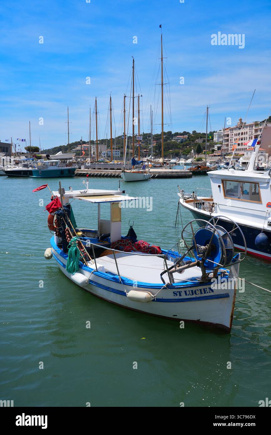 CASSIS, FRANCIA - 21 MAGGIO 2025 - Vista delle barche nel porto di Cassis, un porto di pescatori del Mediterraneo nel sud della Francia vicino alle scogliere delle Calanques. Foto Stock