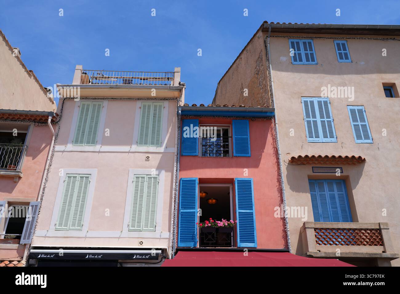 CASSIS, FRANCIA - 21 MAGGIO 2025 - Vista degli edifici nel centro di Cassis, un porto di pescatori del Mediterraneo nel sud della Francia. Foto Stock