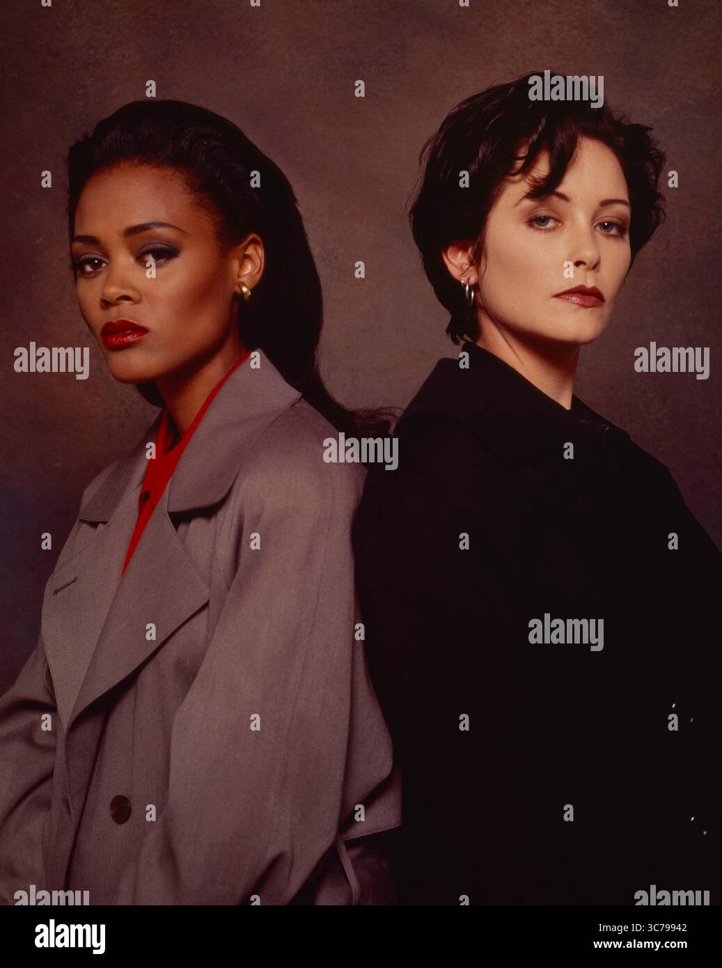 DATA DI USCITA: 1992 TITOLO: Angel Street: Warner Bros TRAMA televisiva: Angel Street è una serie televisiva poliziesca con due detective, una veterana e un'ambiziosa recluta, per le strade di Chicago. PROTAGONISTA: Robin Givens nel ruolo del detective Anita King; Pamela Gidley nel ruolo del detective Dorothy Paretsky; Ron Dean nel ruolo del detective Branigan; Joe Guzaldo nel ruolo del sergente Ciamacco; Rick Snyder nel ruolo del detective Kanaskie; Luray Cooper nel ruolo del detective Llewellyn; Danny Goldring nel ruolo del detective Delaney (Credit Image: © CBS/Entertainment Pictures/ZUMAPRESS.com) SOLO USO EDITORIALE! Non per USO commerciale! Foto Stock