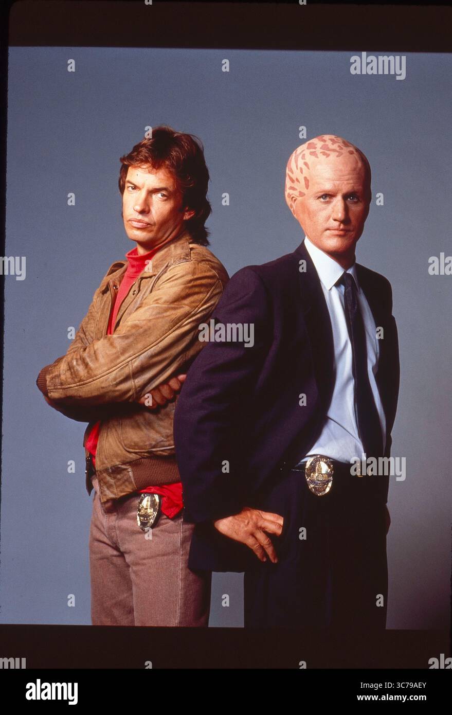 DATA DI USCITA: 1998 TITOLO: Alien Nation STUDIO: Fox Broadcasting TRAMA: La serie è ambientata nel prossimo futuro negli Stati Uniti. Nel 1991 un disco volante si schianta nel deserto del Mojave contenente una razza di extraterrestri, i Tenctonesi (chiamati nuovi arrivati dall'umanità) che fuggono dalla schiavitù sotto una crudele razza di superstiti. Assomigliano agli esseri umani ma hanno varie differenze anatomiche e sono stati allevati per avere una maggiore forza fisica e intelligenza. I nuovi arrivati sono accettati come gli ultimi immigrati in America, e il franchising esplora i problemi relativi alla loro integrazione nel multiculturale Foto Stock
