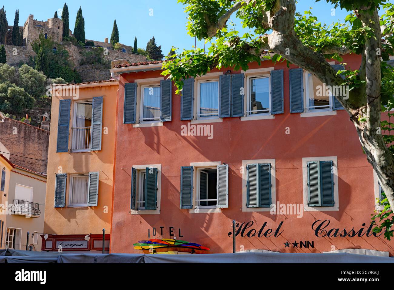 CASSIS, FRANCIA - 21 MAGGIO 2025 - Vista degli edifici nel centro di Cassis, un porto di pescatori del Mediterraneo nel sud della Francia. Foto Stock