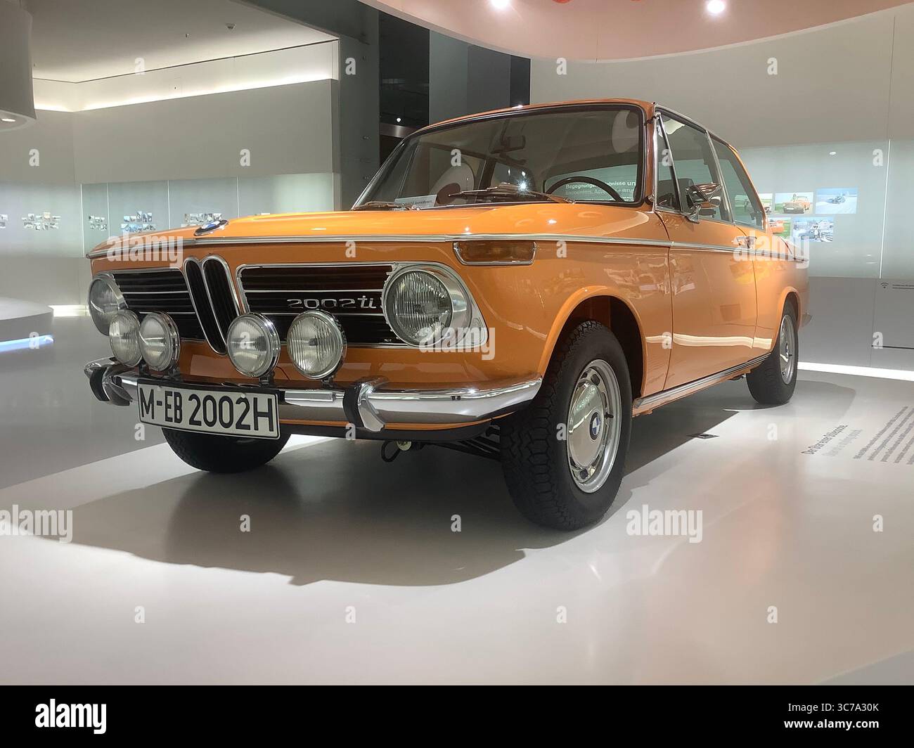Una classica BMW 2002 tii arancione in mostra, una leggendaria berlina sportiva degli anni '1970 Foto Stock
