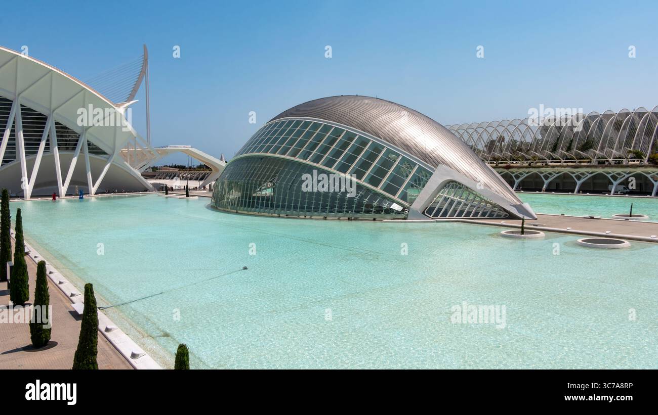 L'Hemisfèric di Valencia, Spagna, un futuristico edificio a forma di occhio di Santiago Calatrava, si riflette splendidamente nelle acque turchesi sottostanti. Foto Stock