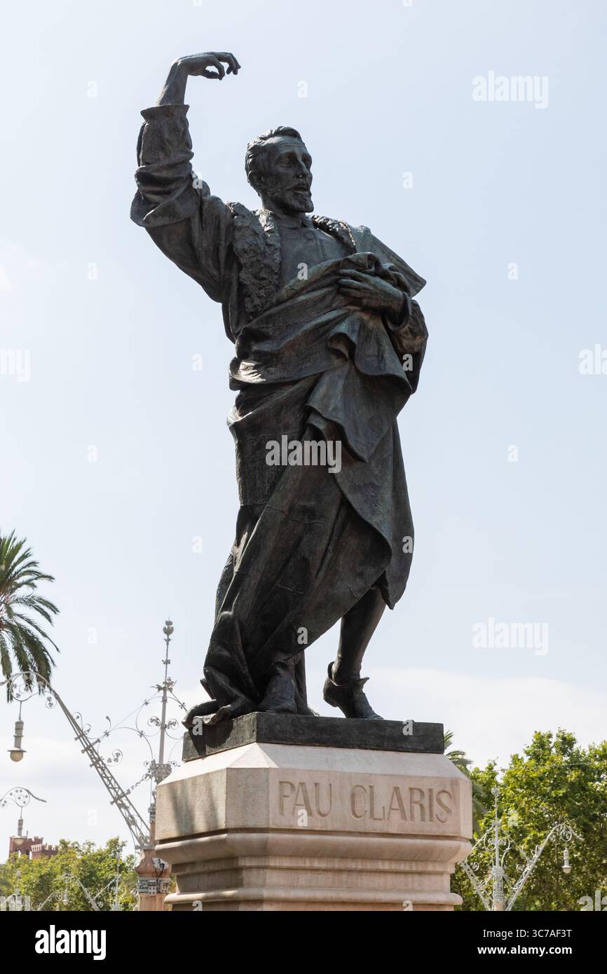 Un'impressionante statua di Pau Claris a Barcellona. La figura è a metà posa, simboleggia la leadership e la storia. Foto Stock