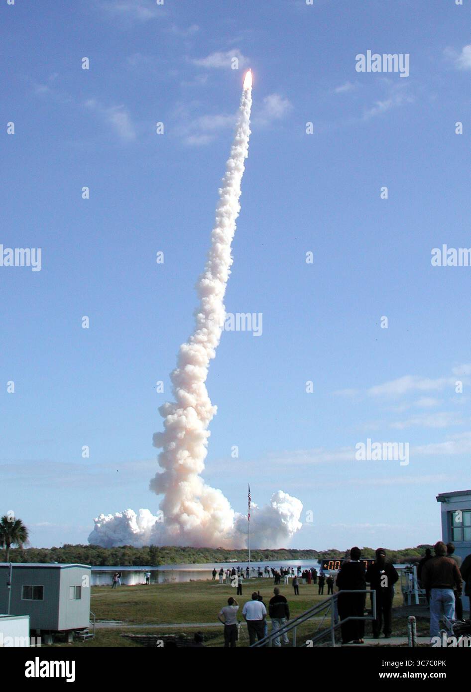 16 gennaio 2003 - Kennedy Space Center, Florida, USA - pochi secondi dopo il lancio, lo Space Shuttle Columbia appare come una punta fiammeggiante della colonna di fumo che percorre. A seguito di un conto alla rovescia impeccabile e senza eventi, il sollevatore si è verificato in tempo alle 10:39 (EST). La missione di ricerca di 16 giorni includerà FREESTAR (Fast Reaction Experiments Enabling Science, Technology, Applications and Research) e il SHI Research Double Module (SHI/RDM), noto come SPACEHAB. Gli esperimenti sul modulo spaziano dalle scienze dei materiali alle scienze della vita. L'atterraggio è previsto alle 8:53 circa di sabato 1 febbraio. Questa missione lo è Foto Stock