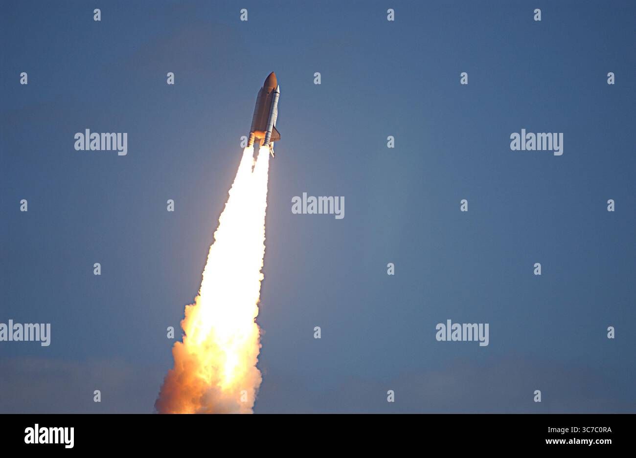 16 gennaio 2003 - Kennedy Space Center, Florida, USA - dopo una colonna tortuosa di fumo, lo Space Shuttle Columbia precipita verso lo spazio sulla missione STS-107. A seguito di un conto alla rovescia impeccabile e senza eventi, il sollevatore si è verificato in tempo alle 10:39 (EST). La missione di ricerca di 16 giorni includerà FREESTAR (Fast Reaction Experiments Enabling Science, Technology, Applications and Research) e il SHI Research Double Module (SHI/RDM), noto come SPACEHAB. Gli esperimenti sul modulo spaziano dalle scienze dei materiali alle scienze della vita. L'atterraggio è previsto alle 8:53 circa di sabato 1 febbraio. Questa missione lo è Foto Stock