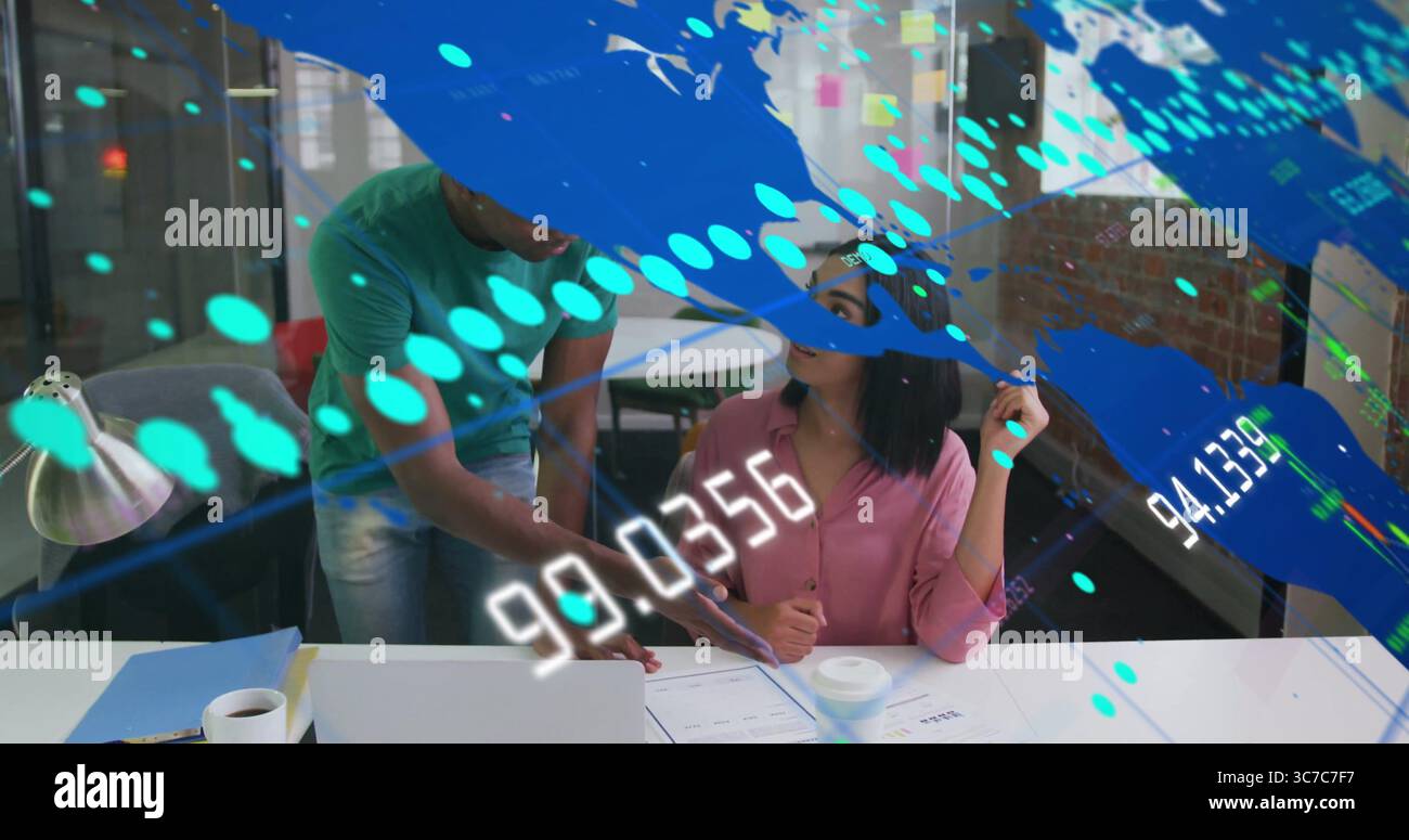 Colleghi che esaminano documenti stampati su una scrivania bianca in un ufficio moderno, con sovrapposizioni di dati digitali Foto Stock