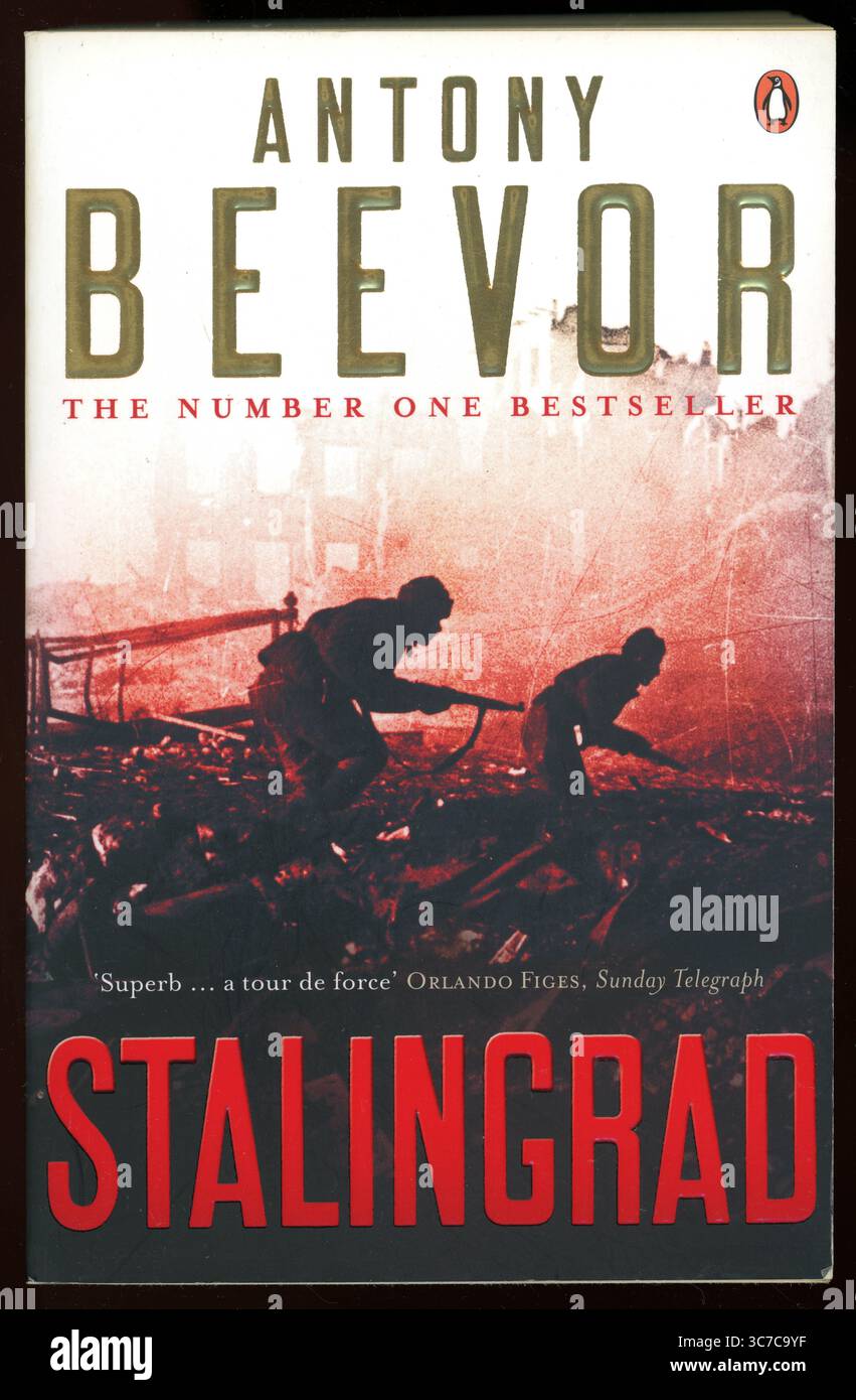 Copertina del libro cartaceo usato, 'Stalingrad' di Antony Beevor. La battaglia di Stalingrado ebbe luogo tra il 23 agosto 1942 e il 2 febbraio 1943. Fu un importante punto di svolta nella seconda guerra mondiale, combattuto tra la Germania nazista e l'Unione Sovietica per il controllo della città di Stalingrado (ora Volgograd). Questo libro di saggistica è stato pubblicato per la prima volta nel 1998, nel Regno Unito Foto Stock