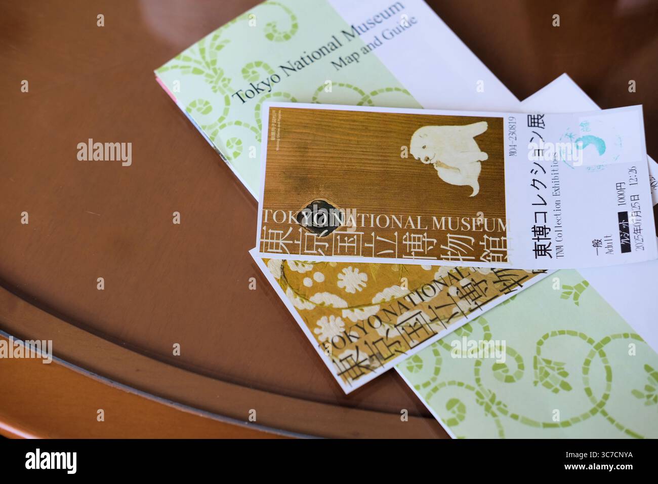 Biglietti, mappa e guida per l'ingresso al Museo Nazionale di Tokyo al Parco Ueno nel quartiere Taitō di Tokyo, Giappone; il più antico e grande museo d'arte giapponese. Foto Stock