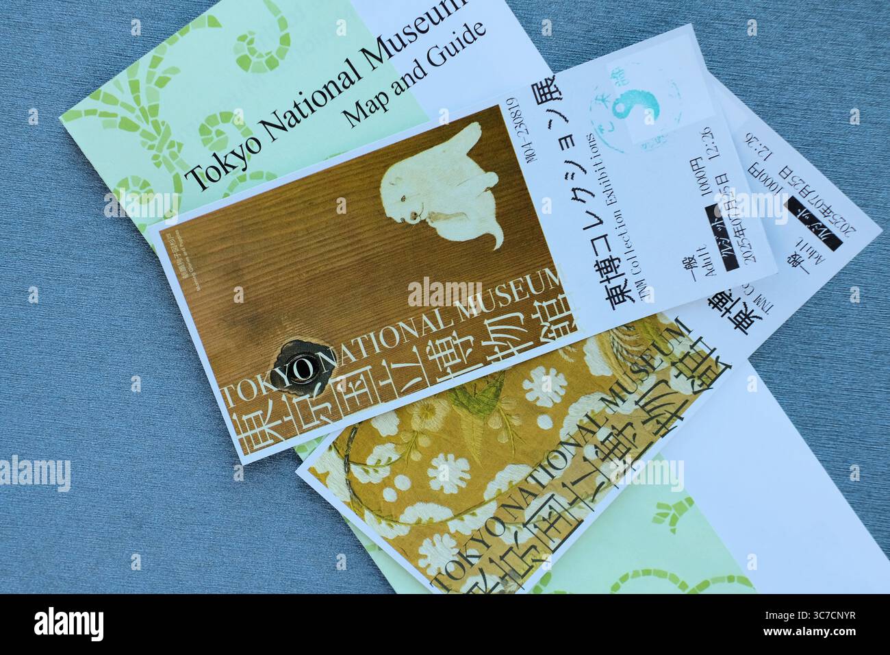 Biglietti, mappa e guida per l'ingresso al Museo Nazionale di Tokyo al Parco Ueno nel quartiere Taitō di Tokyo, Giappone; il più antico e grande museo d'arte giapponese. Foto Stock