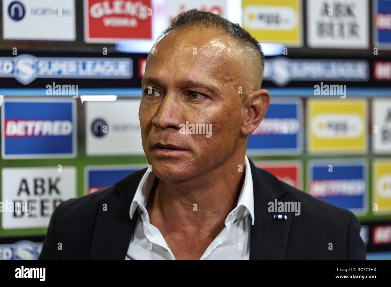Adrian Lam capo allenatore di Leigh Leopards in un'intervista post partita durante il round 20 di Betfred Super League Leigh Leopards vs Warrington Wolves al Leigh Sports Village, Leigh, Regno Unito, 1 agosto 2025 (foto di Mark Cosgrove/News Images) Foto Stock