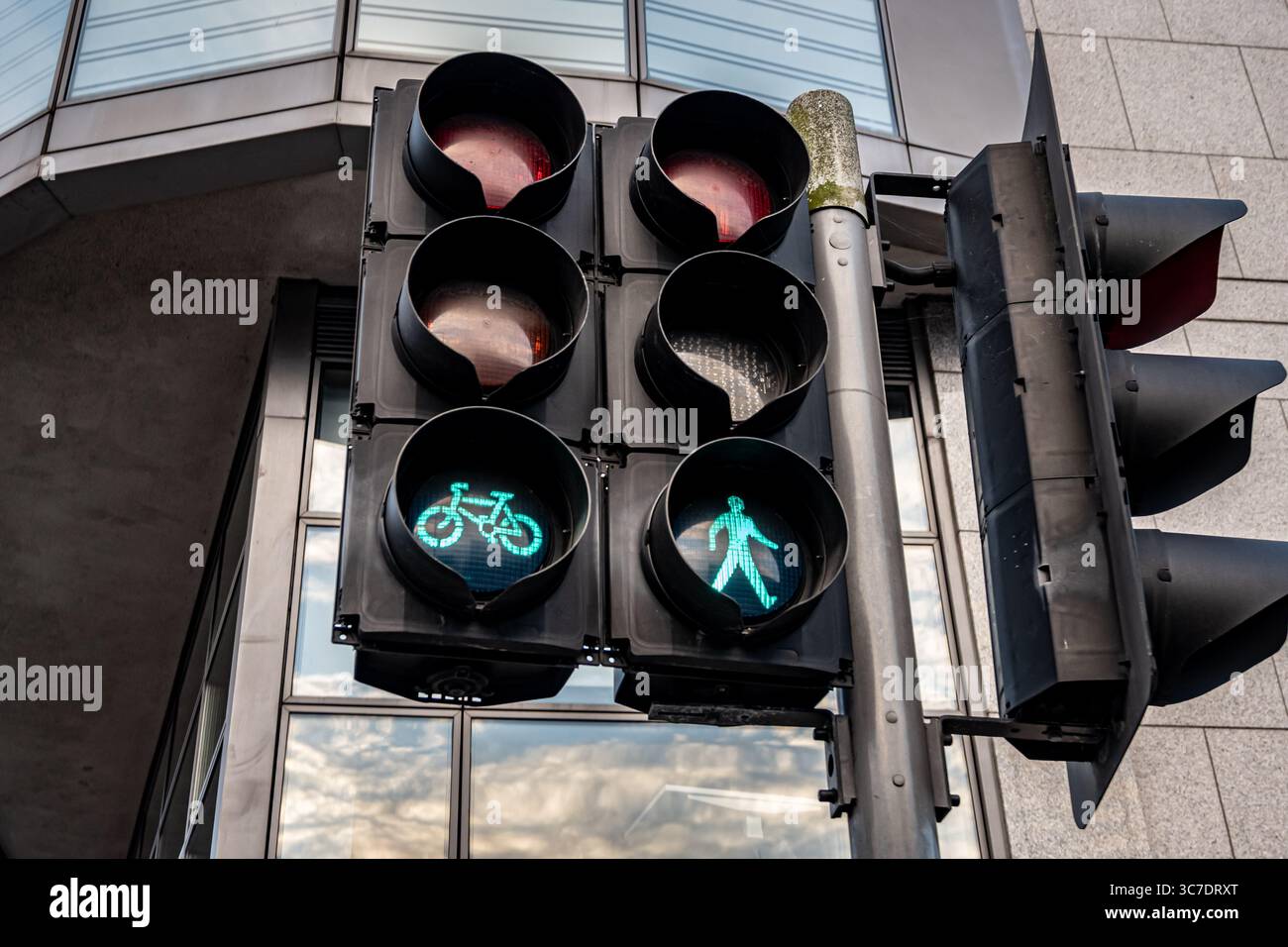 25 luglio 2025 Cork, Irlanda Un semaforo con luci per bici e pedonali per la sicurezza Foto Stock