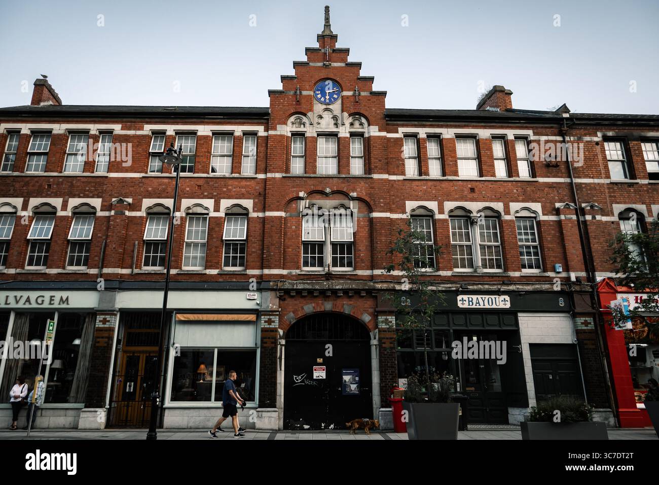 25 luglio 2025 Cork, Irlanda questo storico edificio in mattoni rossi mostra un'architettura unica e straordinaria che affascina Foto Stock