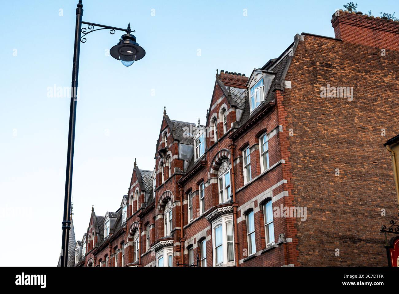 25 luglio 2025 Cork, Irlanda la pittoresca e affascinante architettura vittoriana migliora splendidamente la scena urbana Foto Stock