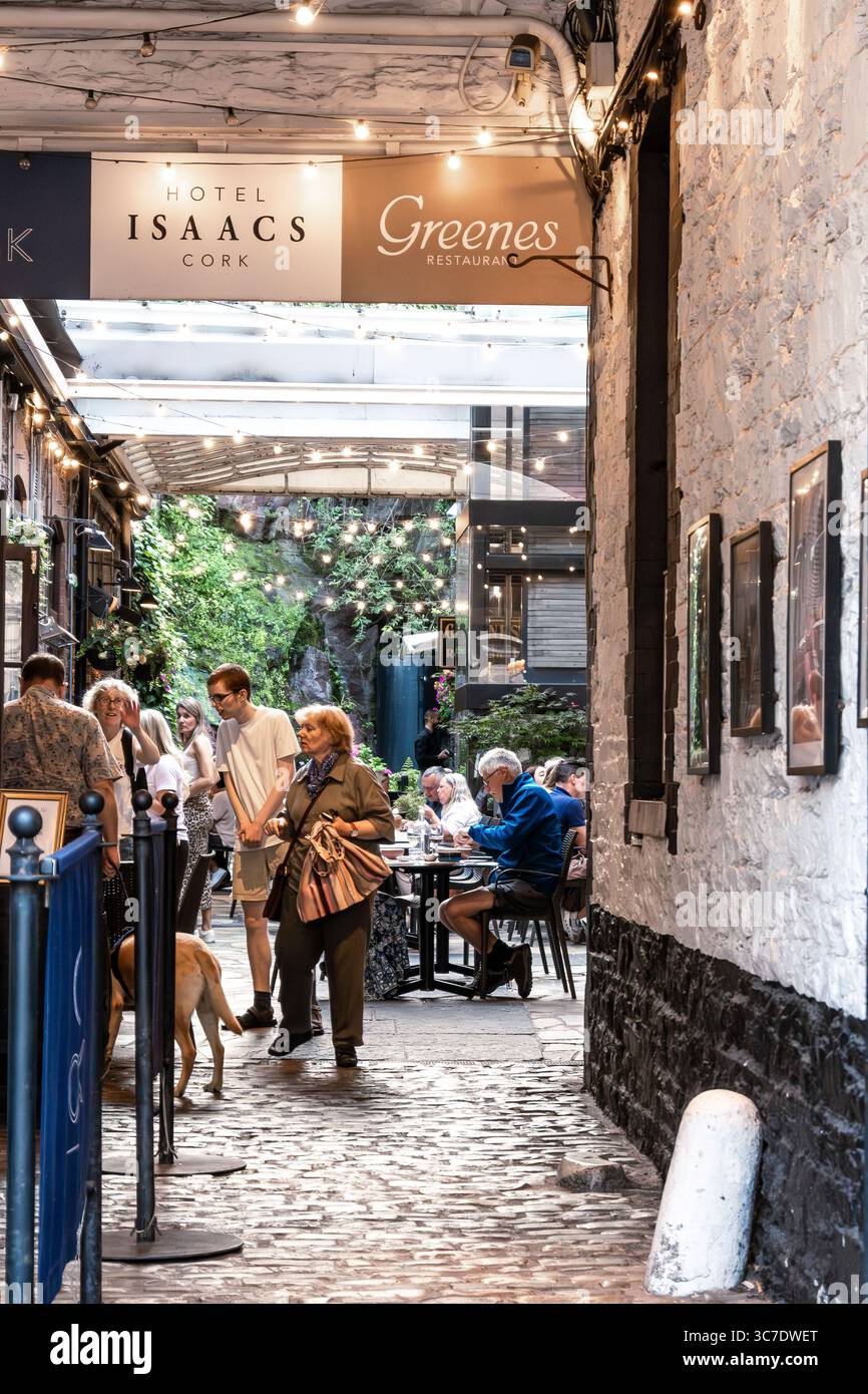 25 luglio 2025 Cork, Irlanda Scoprite un'affascinante atmosfera culinaria all'Isaacs, perfetta per il cibo, gli amici e il relax Foto Stock
