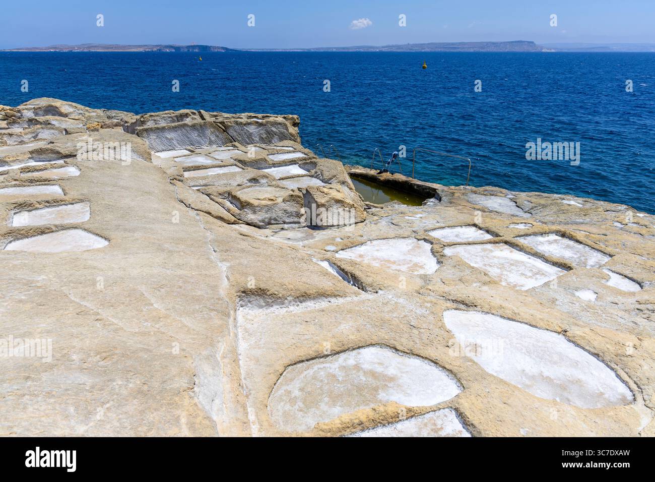 Saline Xatt l-Ahmar presso il sito di immersione Xatt l-Ahmar, Gozo, Malta Foto Stock