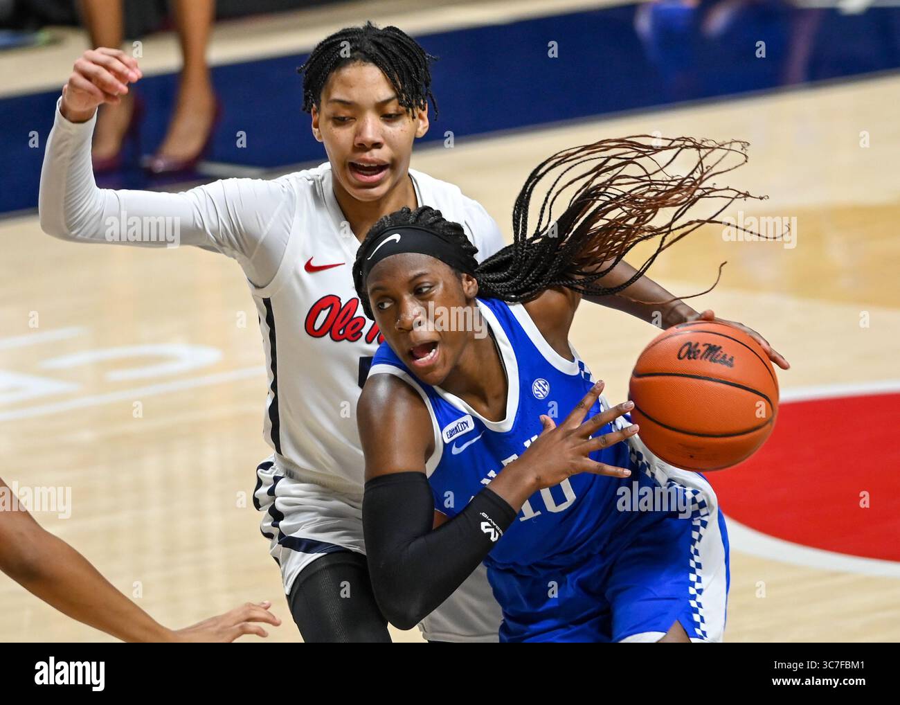 4 febbraio 2021: La guardia del Kentucky, Rhyne Howard (10), guida in corsia contro Ole' Miss Forward, Snudda Collins (5), durante la partita di basket femminile NCAA tra i Kentucky Wildcats e gli Ole' Miss Rebels al Pavillion di Oxford, MS. (Foto di: Kevin Langley/CSM)(immagine di credito: &Copy; Kevin Langley/CSM via ZUMA Wire) Foto Stock