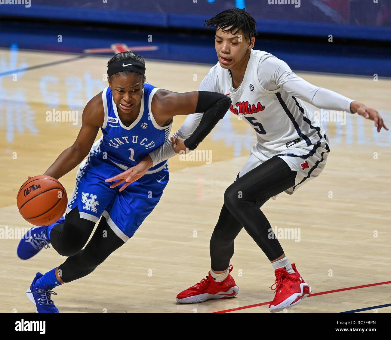 4 febbraio 2021: La guardia del Kentucky, Robyn Benton (1), corre in corsia contro Ole' Miss Forward, Snudda Collins (5), durante la partita di basket femminile NCAA tra i Kentucky Wildcats e gli Ole' Miss Rebels al Pavillion di Oxford, MS. (Foto di: Kevin Langley/CSM)(immagine di credito: &Copy; Kevin Langley/CSM via ZUMA Wire) Foto Stock