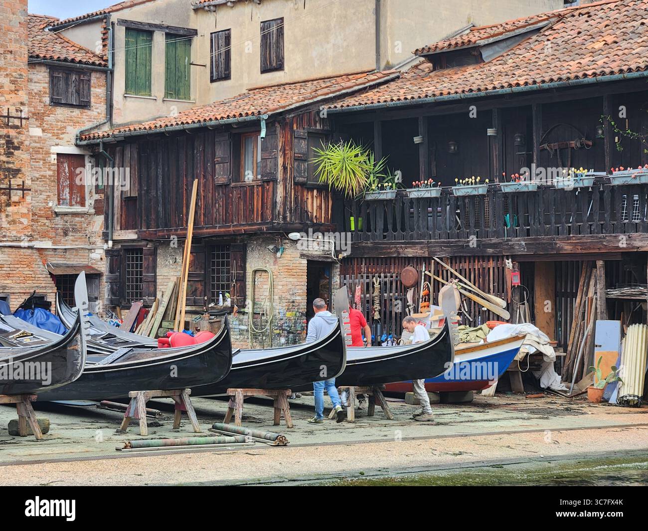 la gondola ripara venezia Foto Stock