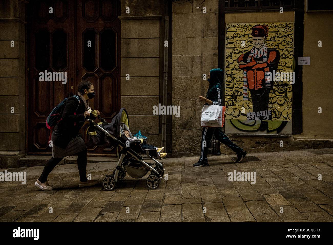 8 febbraio 2021, Barcellona, Catalogna, Spagna: I pendolari passano davanti a un nuovo graffito dell'artista urbano italiano "TVBoy", Salvatore Benintende, intitolato "Despicable me 4" e intitolato a un famoso franchise cinematografico che vede il presidente russo Vladimir Putin davanti ai servi (immagine di credito: © Matthias Oesterle/ZUMA Wire) Foto Stock