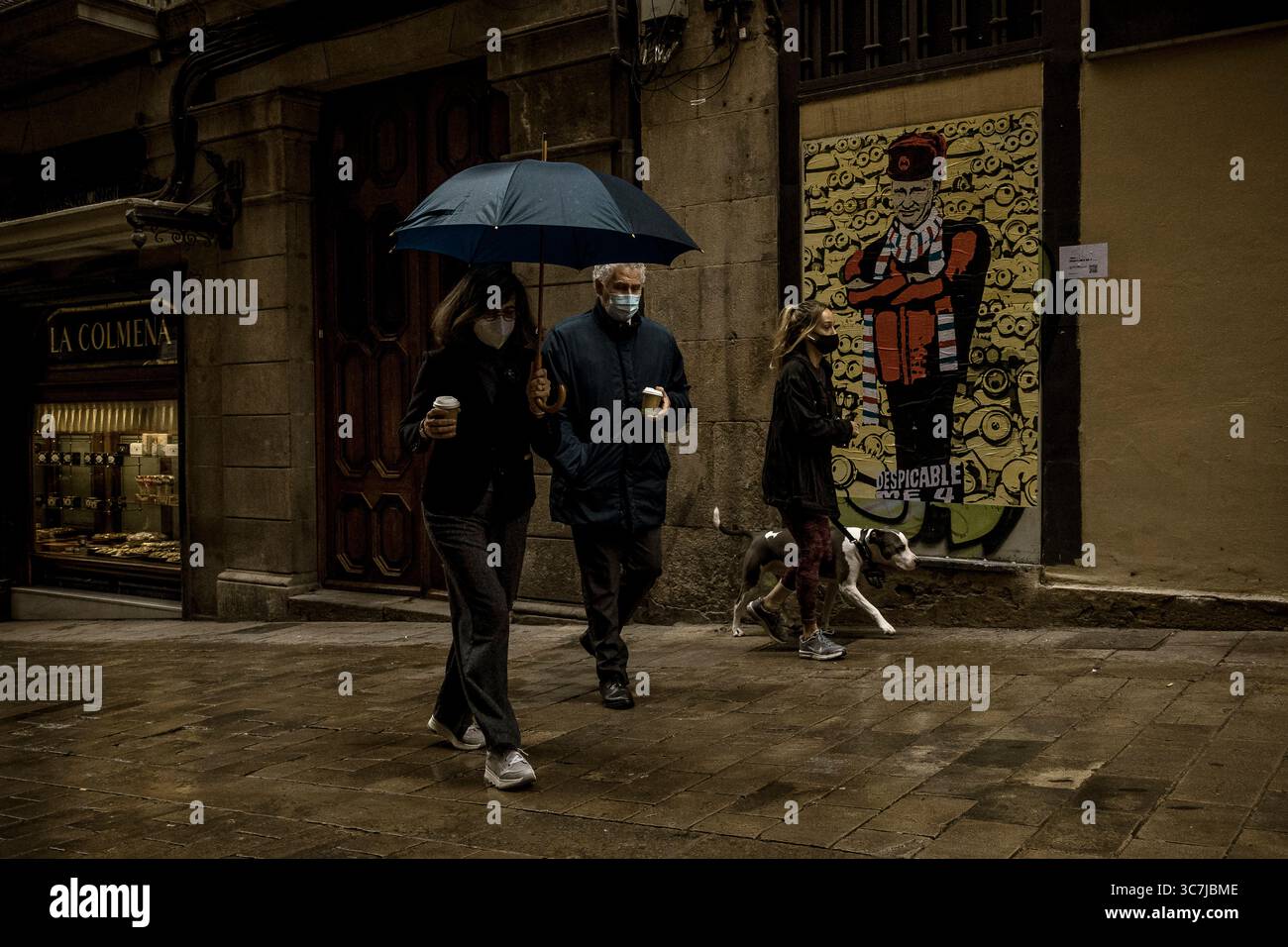 8 febbraio 2021, Barcellona, Catalogna, Spagna: I pendolari passano davanti a un nuovo graffito dell'artista urbano italiano "TVBoy", Salvatore Benintende, intitolato "Despicable me 4" e intitolato a un famoso franchise cinematografico che vede il presidente russo Vladimir Putin davanti ai servi (immagine di credito: © Matthias Oesterle/ZUMA Wire) Foto Stock