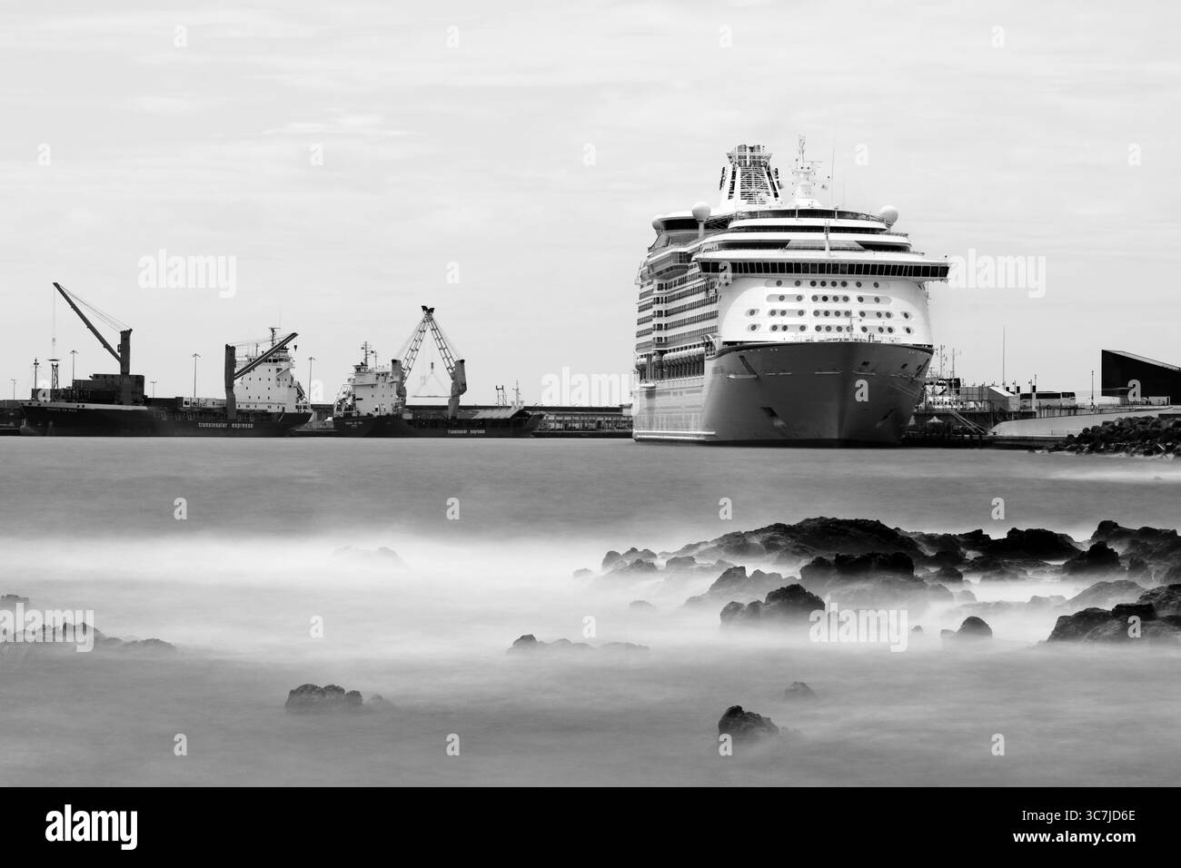 Le navi da crociera attraccate al porto di Ponta Delgada nelle Azzorre durante una giornata nuvolosa, mostrando viaggi marittimi e turismo nelle isole atlantiche. Foto Stock