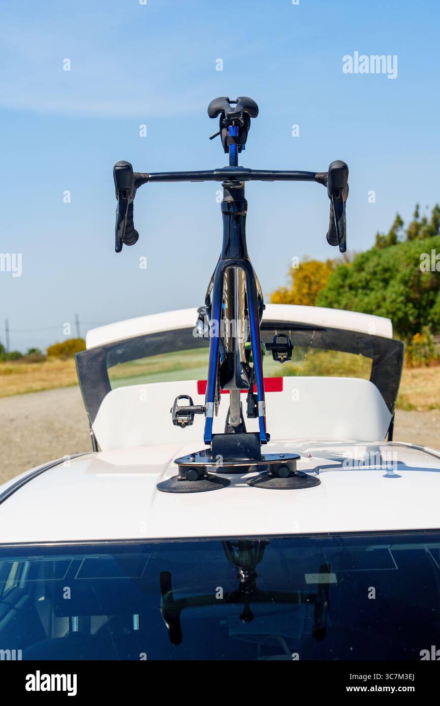 Bicicletta assicurata sul portapacchi per il trasporto il giorno della domenica, avventura all'aperto Foto Stock