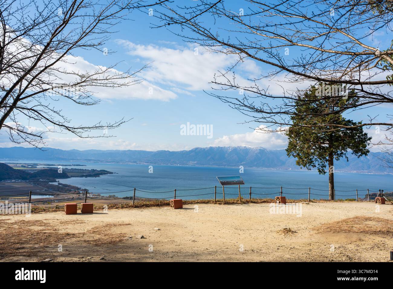 Omihachiman, Shiga, Giappone. Una vista panoramica del paesaggio dal punto di osservazione alle rovine di Nishinomaru del Castello di Hachiman-yama. Foto Stock