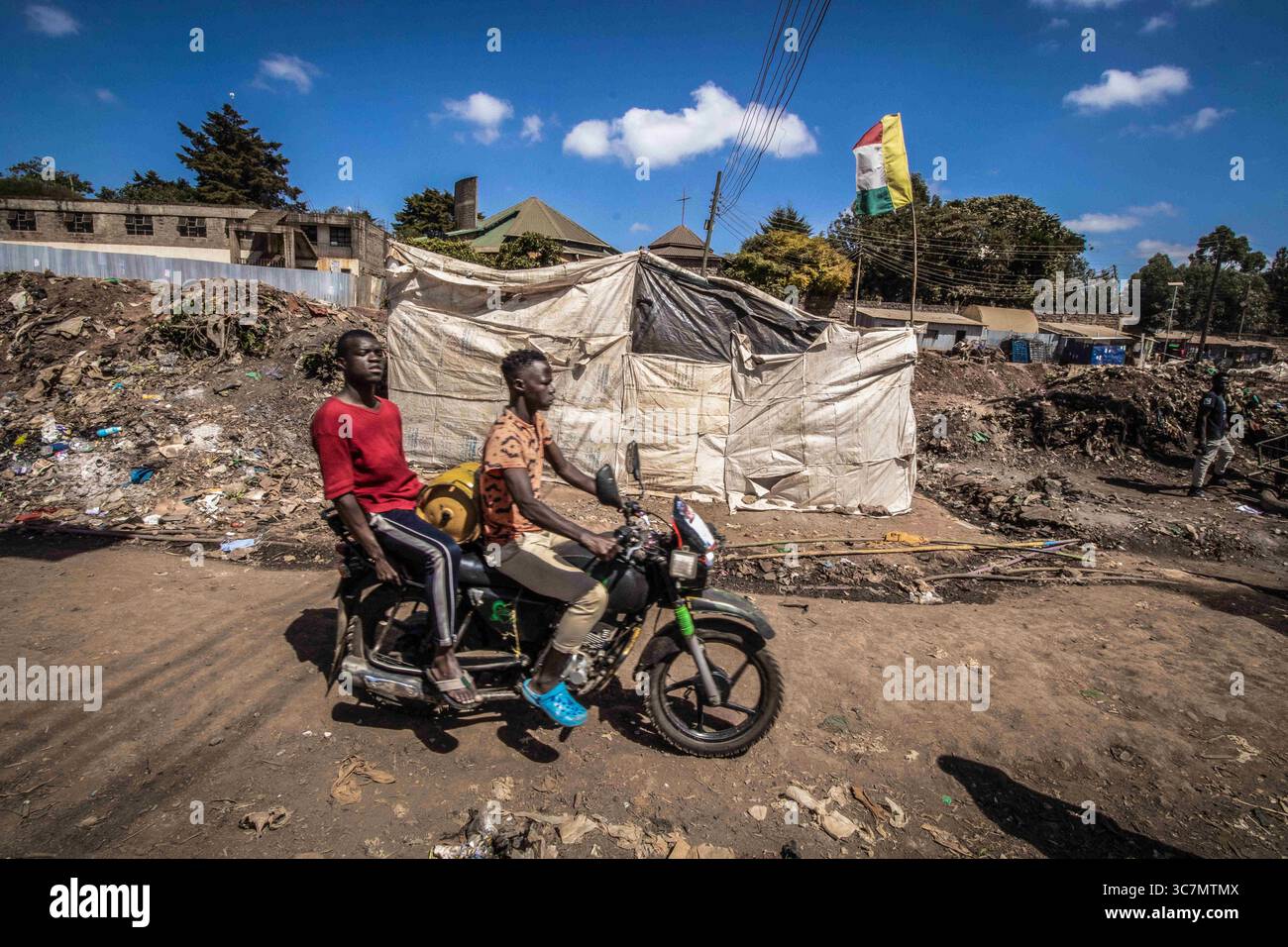 3 febbraio 2021, Nairobi, Kenya: I ragazzi si divertono con la loro motocicletta lungo le strade. (Immagine di credito: © Donwilson Odhiambo/ZUMA Wire) Foto Stock