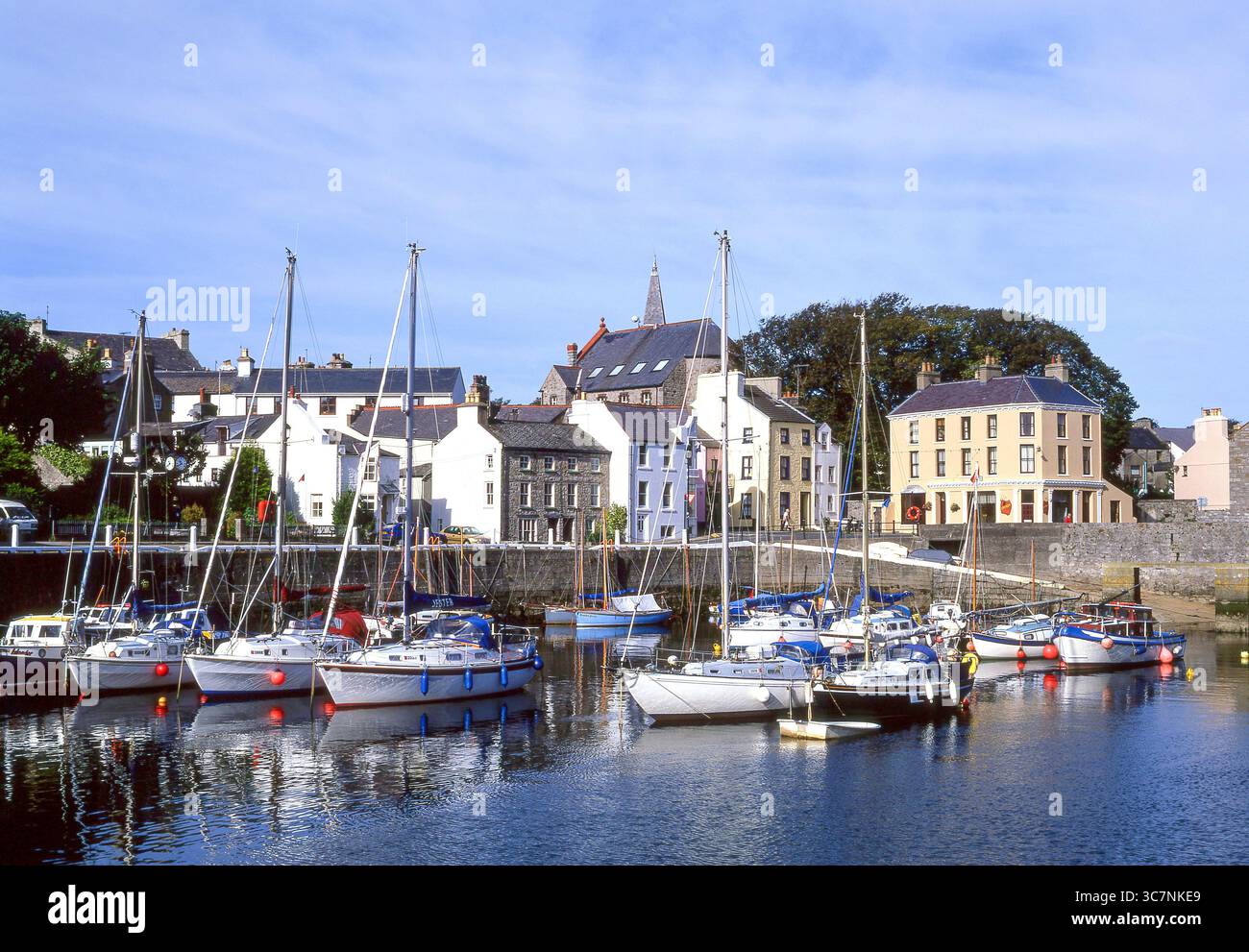 Vista del porto e città, Castletown, Malew parrocchia, Isola di Man Foto Stock